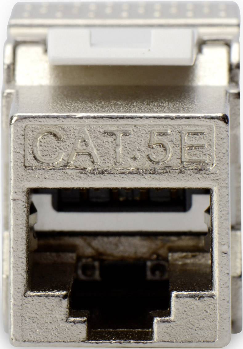 Kovový síťový konektor CAT 5E, zobrazený v detailním záběru. Vhodný pro ethernetové zapojení, s nápisem "CAT.5E".