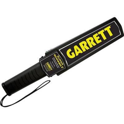 Ruční kovový detektor Garrett Super Scanner V s černou rukojetí a žlutým logem, používaný pro bezpečnostní kontroly.