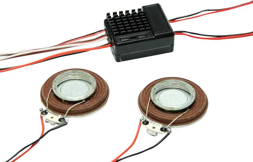 Dva elektromagnetické měniče s cívkami, propojené s černou řídicí jednotkou. Jsou součástí zvukového nebo akustického systému.
