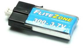 Modrá a černá baterie FliteZone s nápisem '300-3,7V', používaná pro napájení malých elektronických zařízení.