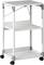 Bílý mobilní pojízdný vozík se třemi úrovněmi. Vozík má čtyři černá kolečka a kovové zpevnění v rozích.