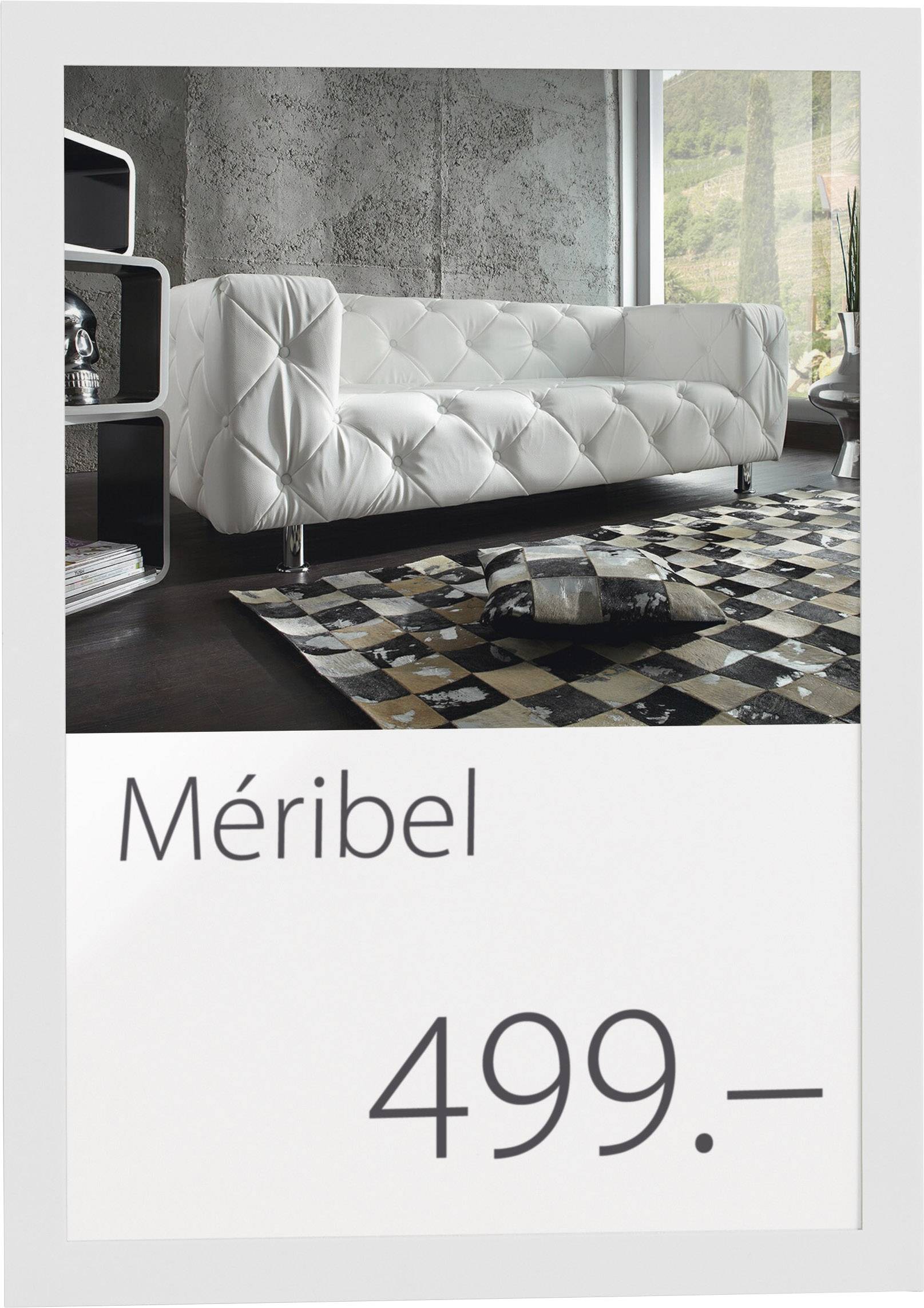 Bílá pohovka v moderním prostoru s geometrickým vzorovaným kobercem. Text na obrázku: 'Méruibel 499,–'.