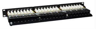 Černý patch panel s několika bílými porty, určený k montáži do síťové rozvaděče. Umožňuje organizaci kabelových propojení.