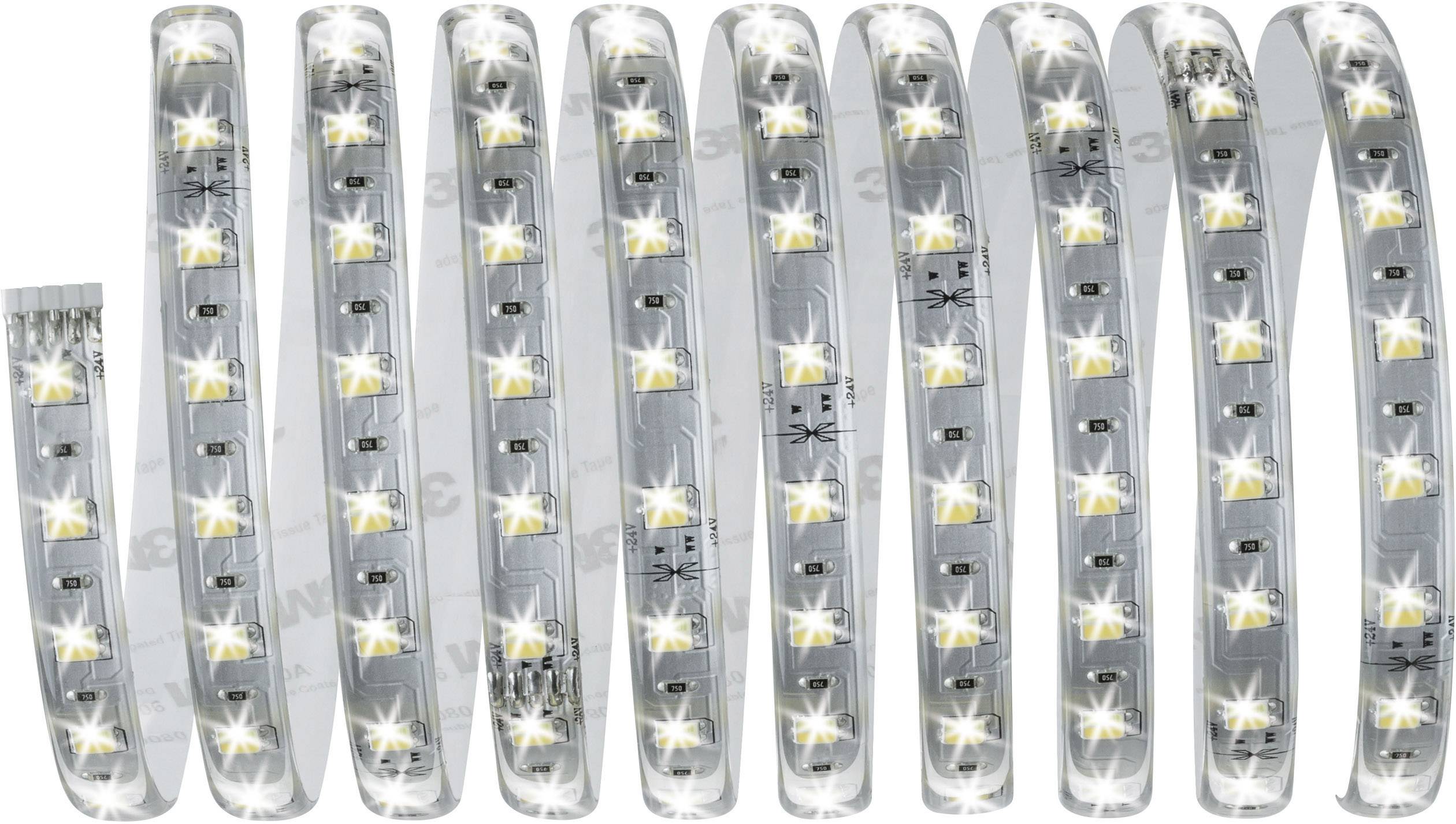 LED světelná lišta s několika svítícími LED diodami, flexibilně ohnutá, ukazující LED technologii pro dekorativní nebo funkční osvětlení.