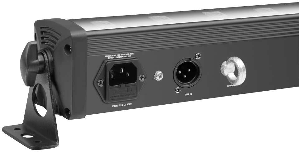Zadní strana osvětlovací lišty s elektrickým připojením, vstupem DMX a otočným ovladačem. Namontováno na černém držáku.