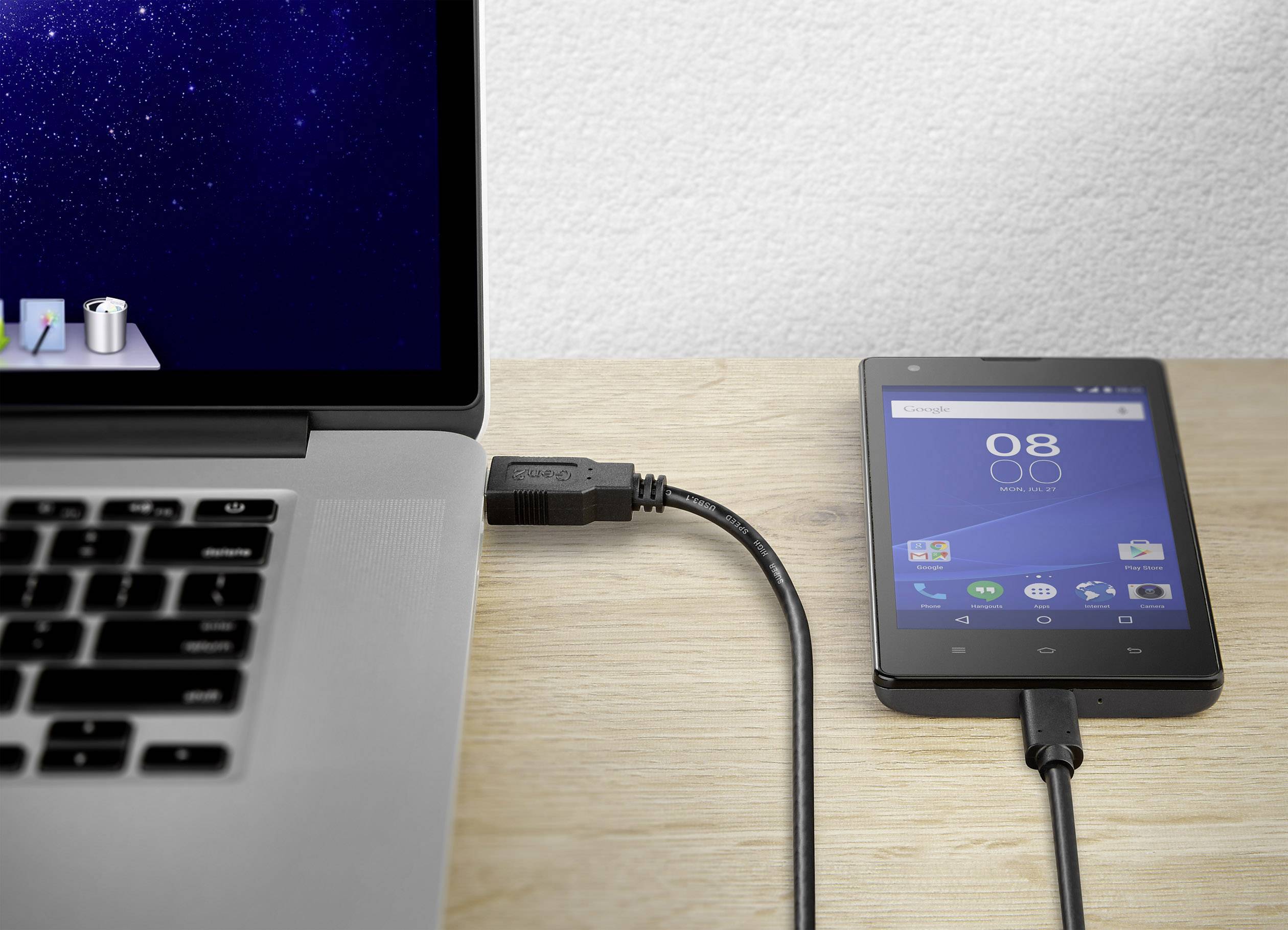 Smartphone je připojeno USB kabelem k laptopu. Laptop zobrazuje plochu; smartphone úvodní obrazovku.