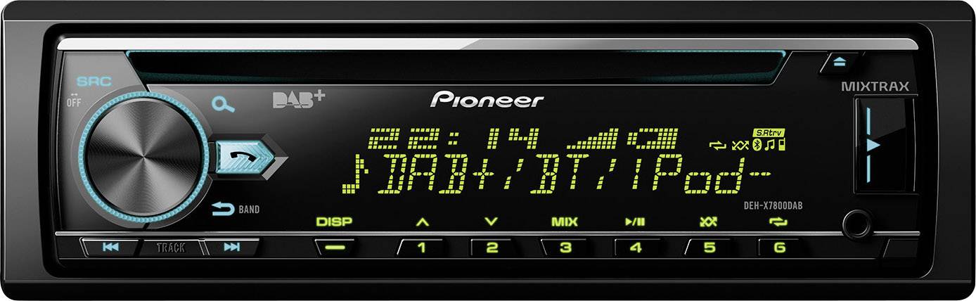 Autorádio značky Pioneer s digitálním displejem, zobrazující čas 22:14, s funkcí DAB+ a symboly pro přehrávání hudby.