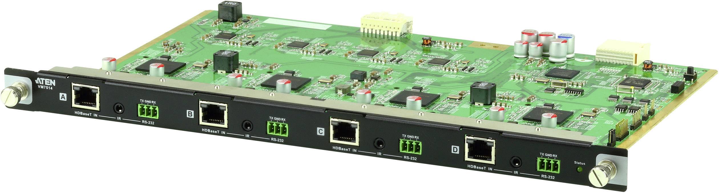 Zelená deska plošných spojů s několika síťovými rozhraními a elektronickými komponenty, která se používá ke zpracování dat.