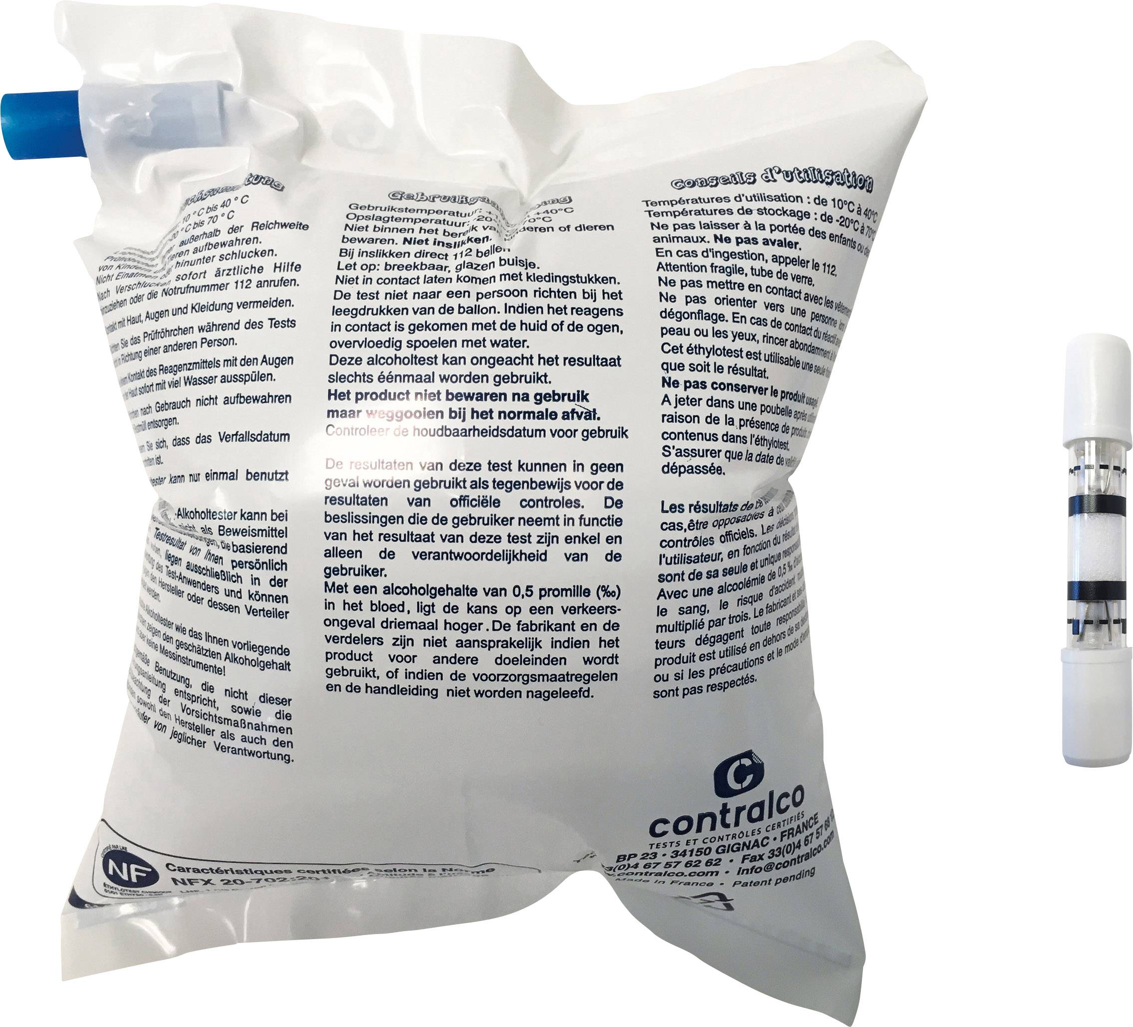 Bílý sáček alkoholového testu s textem v několika jazycích a modrou čepičkou. Vpravo je viditelná bílá zkumavka.