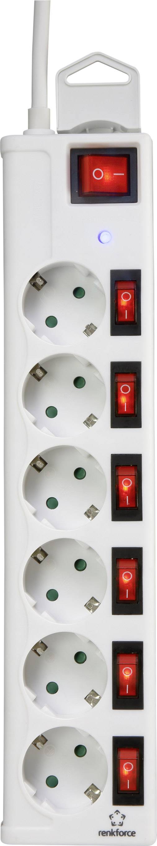 Bílý prodlužovací adaptér se sedmi zásuvkami, všechny s červenými vypínači zapnuto-vypnuto. Modrý světelný indikátor je zapnutý.