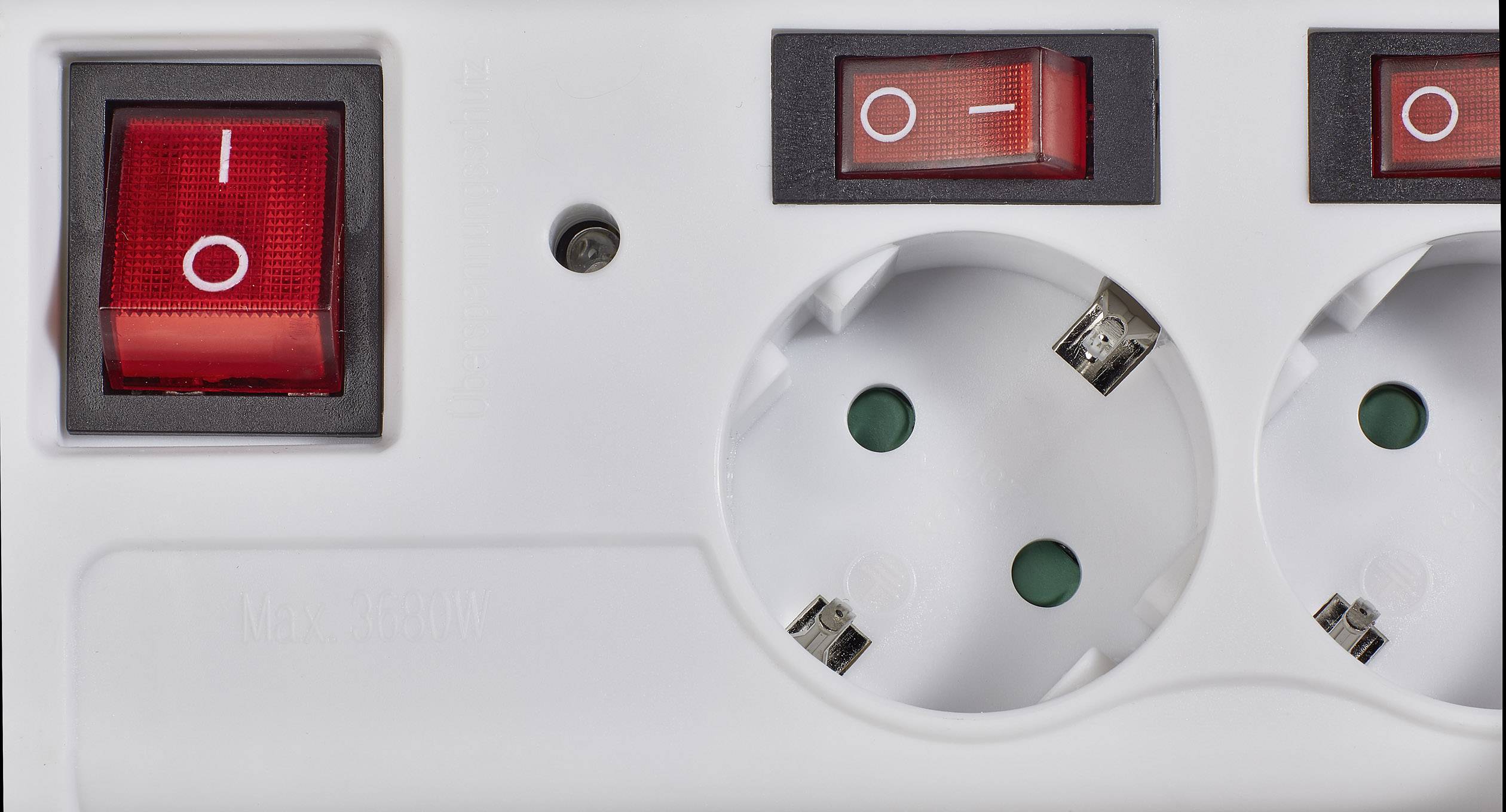 Bílý prodlužovací rozvodný panel se dvěma zásuvkami Schuko a červeným kolébkovým spínačem.