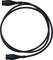 Černý kabel se zástrčkami na obou koncích, který se používá pro elektronické propojení.