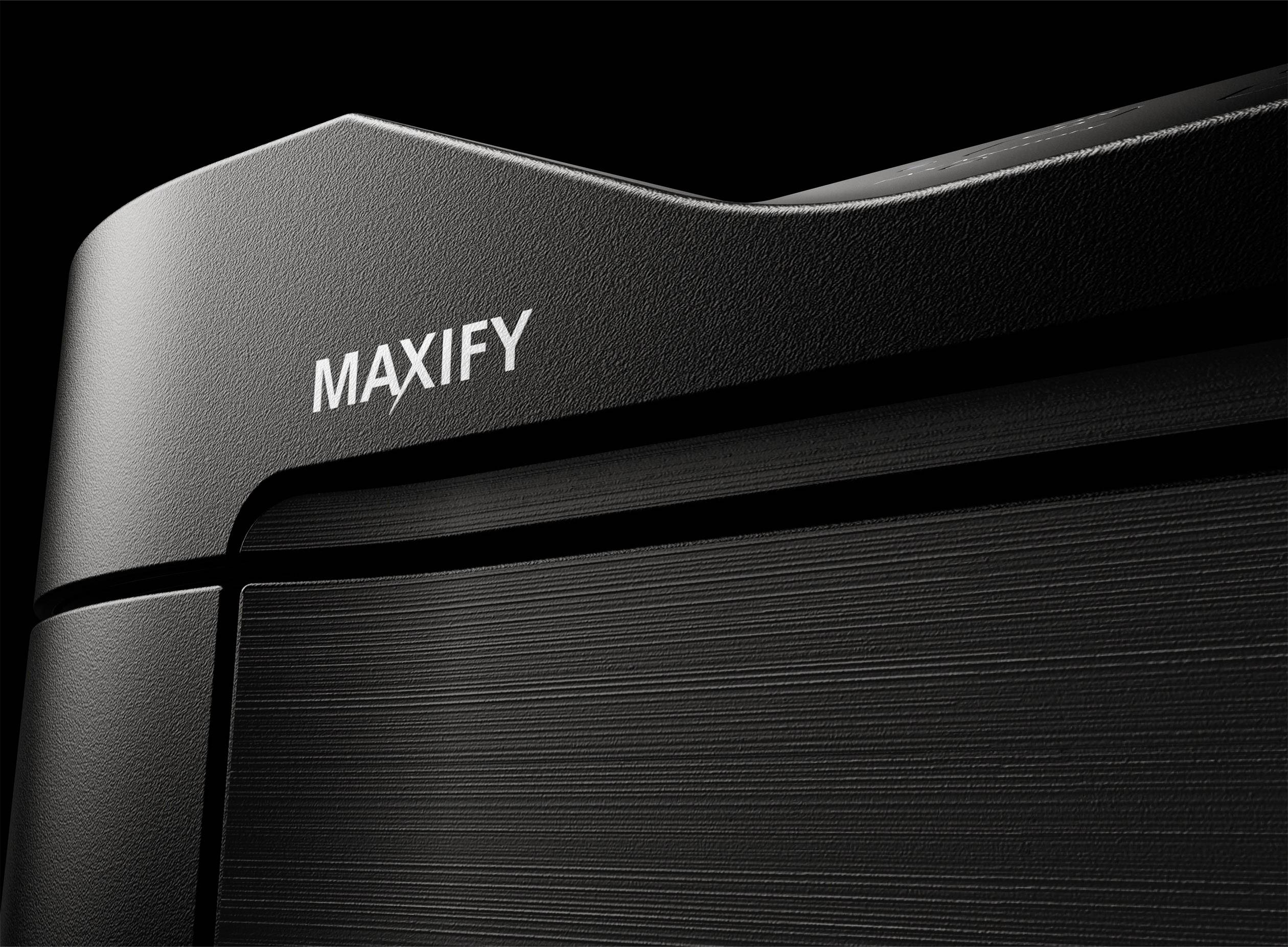 Detailní záběr tiskárny s názvem značky 'MAXIFY' na černém těle přístroje.