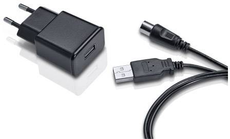 Černá USB nabíječka s vyměnitelným kabelem, vlevo konektor, vpravo USB a DC port. Vhodná pro elektronická zařízení.