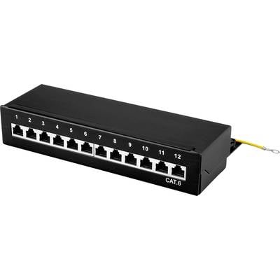 Černý patch panel CAT.6 s 12 očíslovanými ethernetovými porty pro síťové zapojení. Žluto-zelený uzemňovací kabel je viditelný.