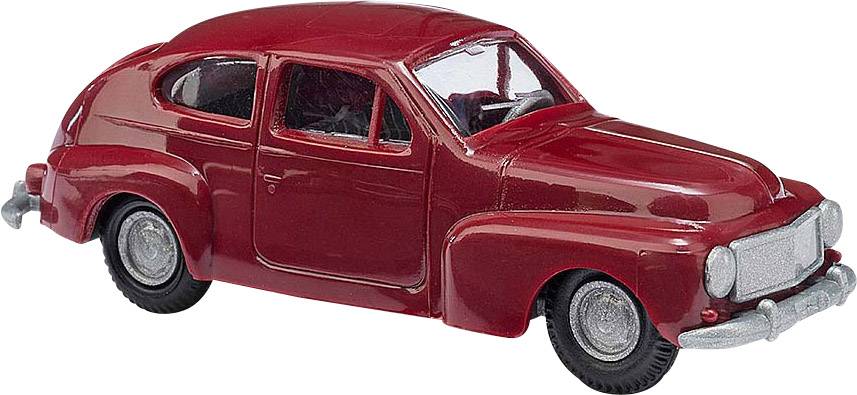 Malé modelové auto v červené barvě se kulatými světlomety a chromovanými nárazníky. Má klasický, kompaktní design.