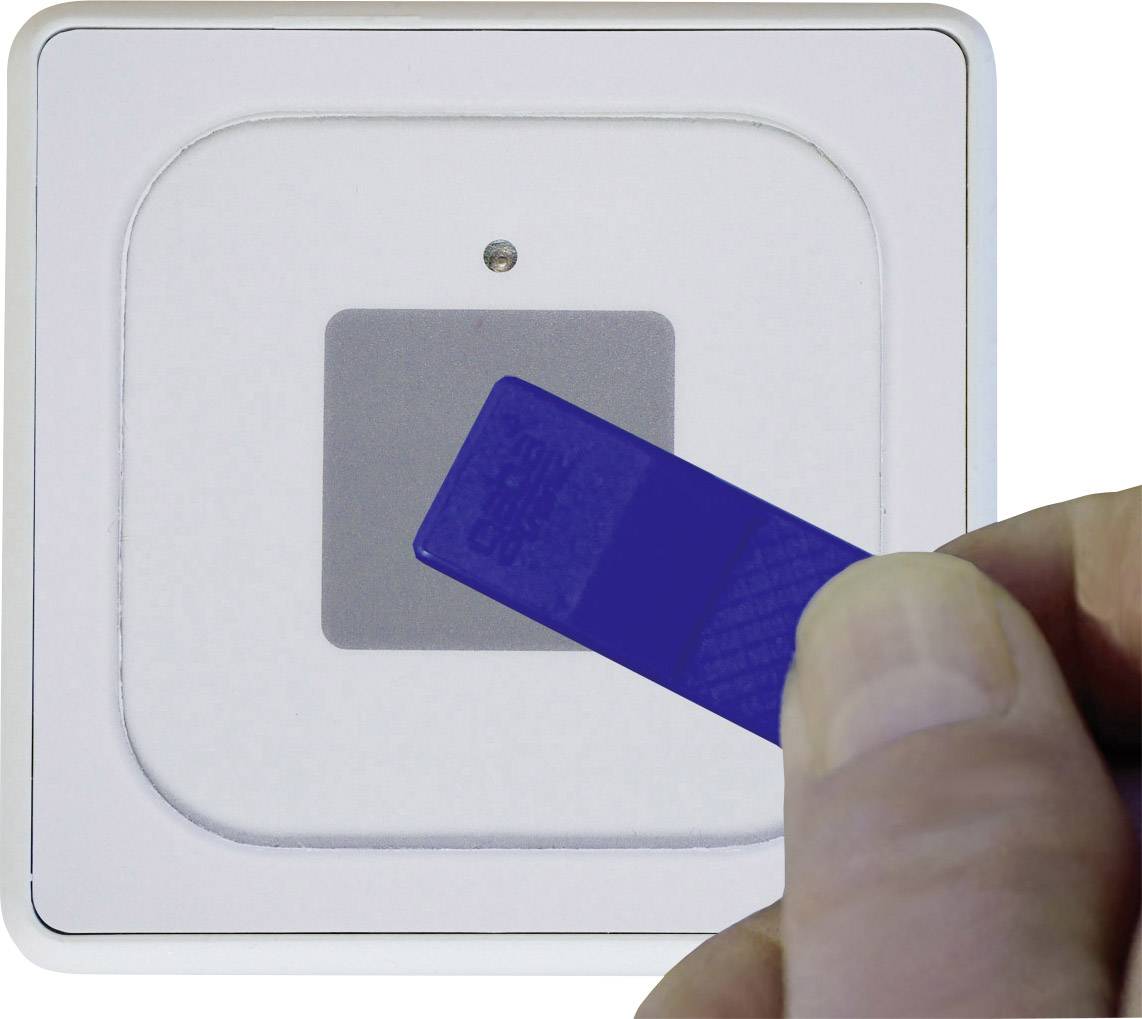 Ruka drží modrý přívěsek na klíče blízko bílého RFID čtečky pro kontrolu přístupu.