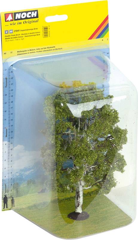 Balení s modelovým stromem, přibližně 21 cm vysokým, před krajinným pozadím.