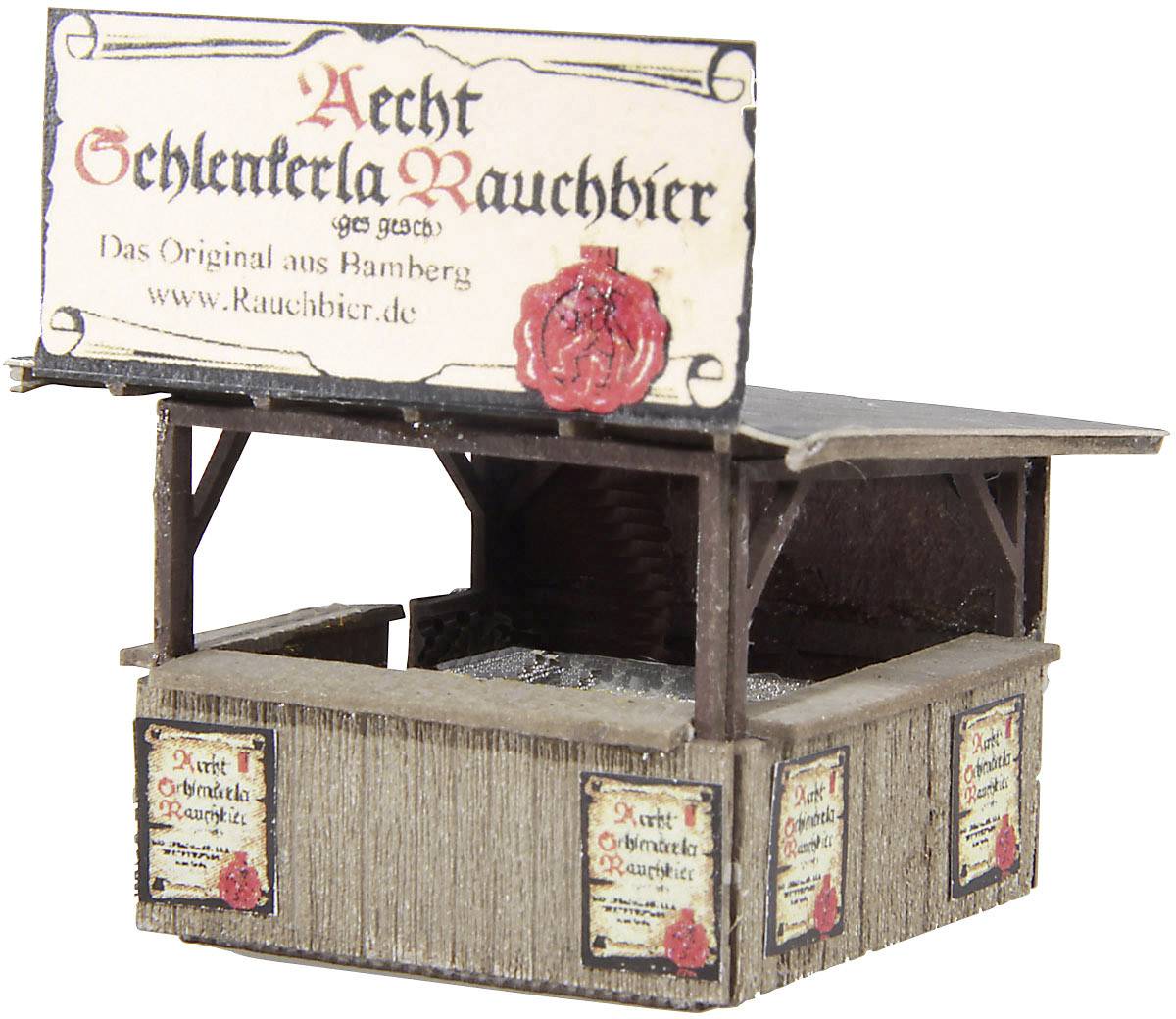 Model dřevěného stánku s cedulí 'Aecht Schlenkerla Rauchbier'. Reklama na originální uzené pivo z Bamberku, Německo.