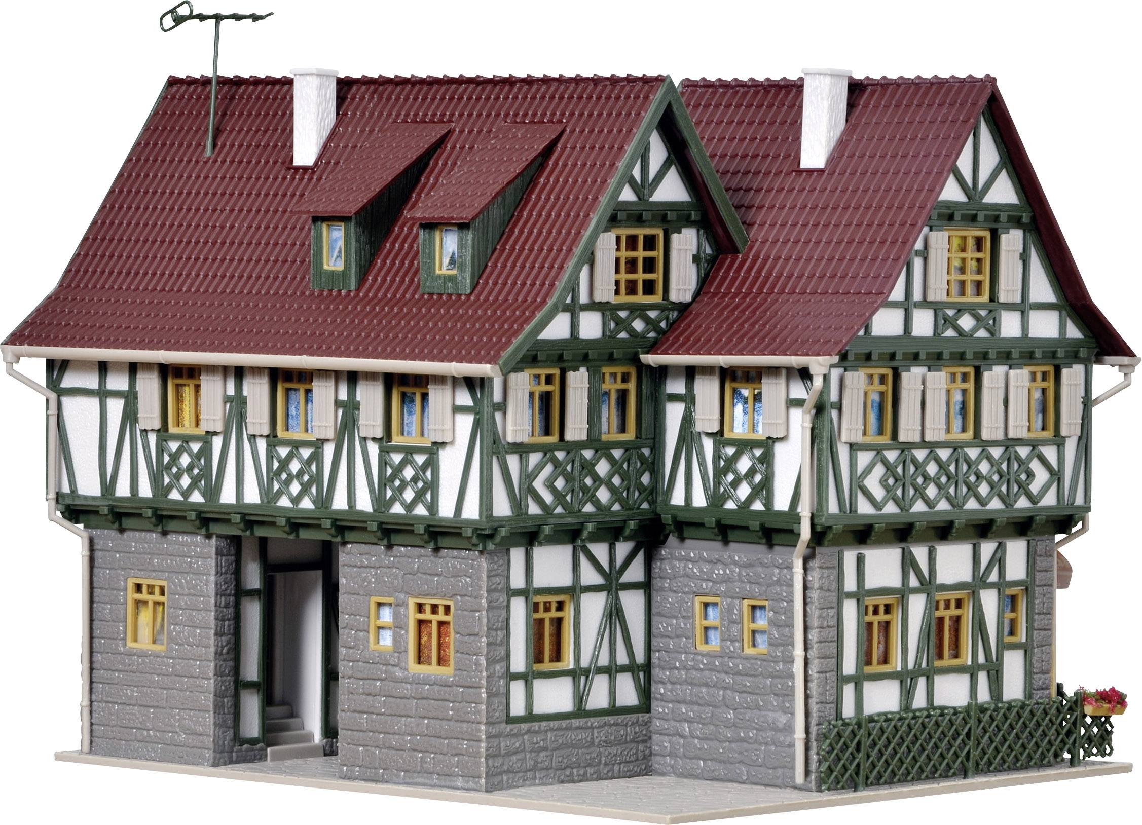 Model hrázděného domu s červenou střechou, zelenými okenicemi a zděným přízemím, ideální pro modelové železniční krajiny.