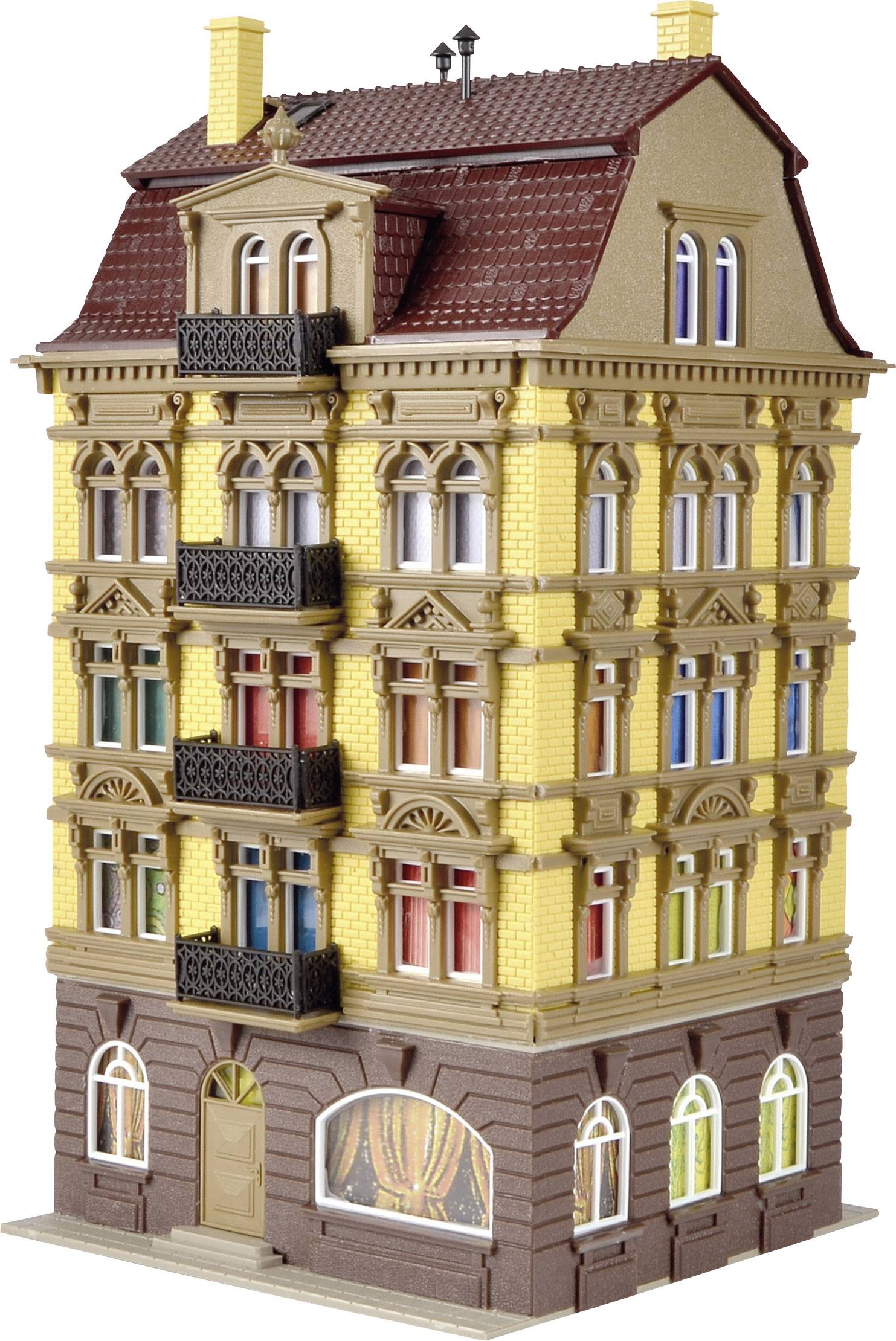 Detailní model pětipodlažní budovy se žlutou fasádou, červenými střešními taškami a balkony, který zobrazuje estetiku starší výstavby.