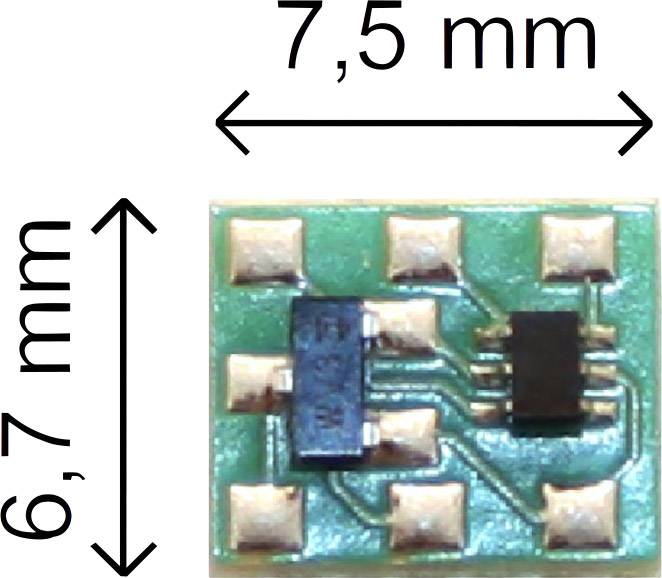 Obdélníkový mikročip, rozměry: 7,5 mm široký a 6,7 mm vysoký. Čip zobrazuje zelenou desku plošných spojů se zlatými kontakty.