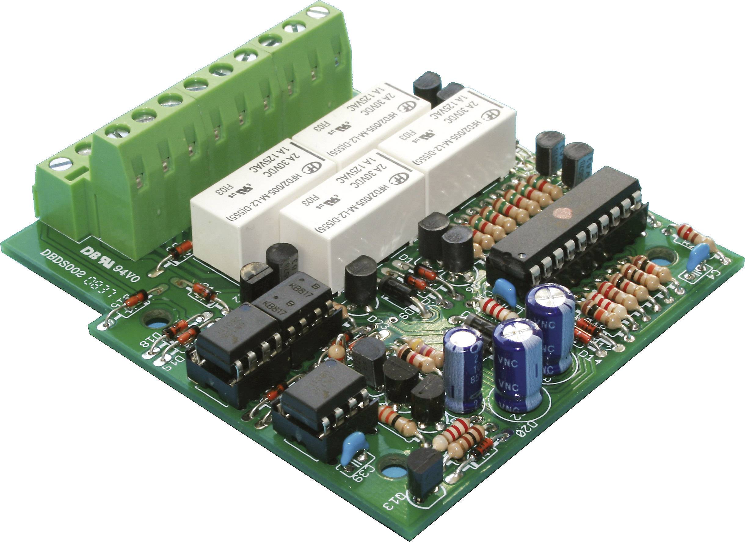 Elektronická deska plošných spojů s různými komponenty, včetně odporů, kondenzátorů a integrovaných obvodů, určená pro elektrické obvody.