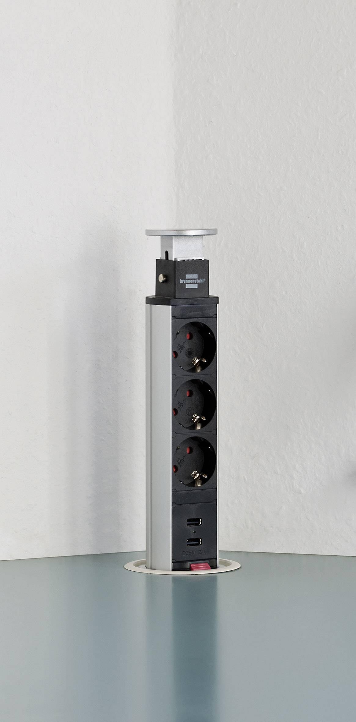 Několikanásobná zásuvka s výsuvným mechanismem se čtyřmi elektrickými zásuvkami a dvěma USB porty je nainstalována na pracovní desce.