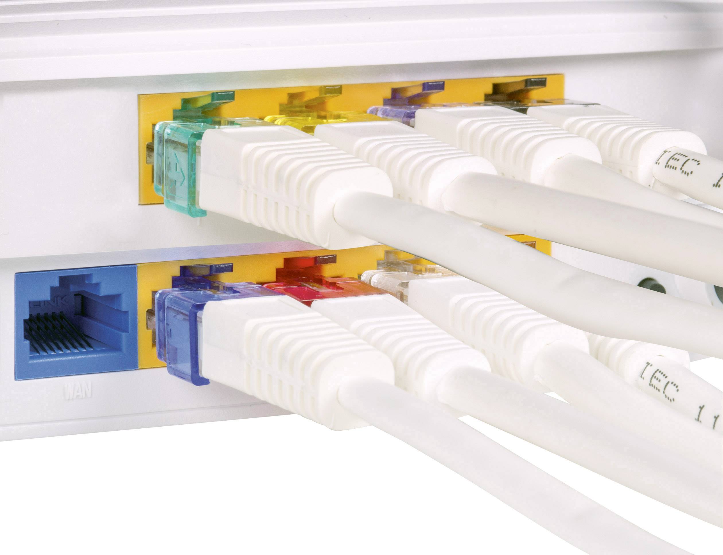 Osm ethernetových kabelů je připojeno k síťovému switchi, přičemž na levé straně je patrný jeden volný LAN port.