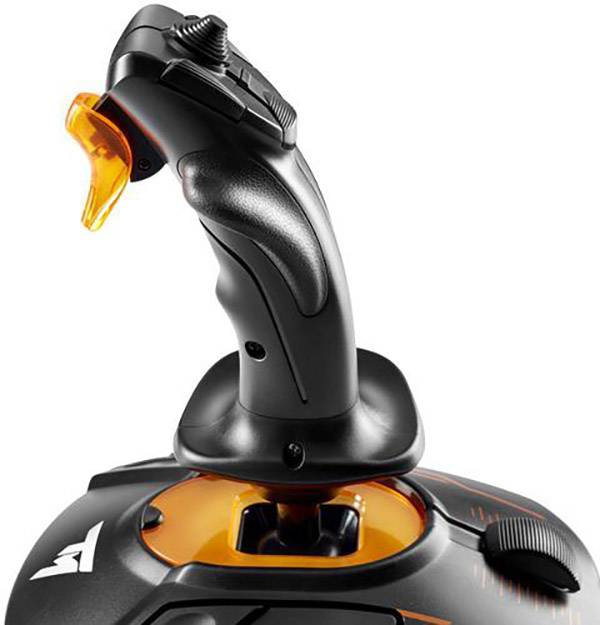 Černý joystick s oranžovou pákou. Má několik tlačítek a je vhodný pro hraní her nebo letecké simulace.