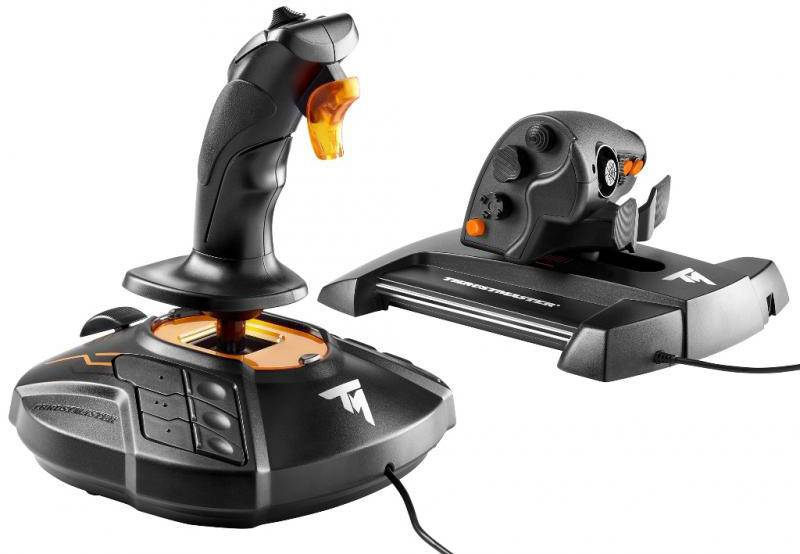 Černý a oranžový joystick se základnou a oddělenou ovládací jednotkou, vhodný pro letecké simulace s několika tlačítky a přepínači.