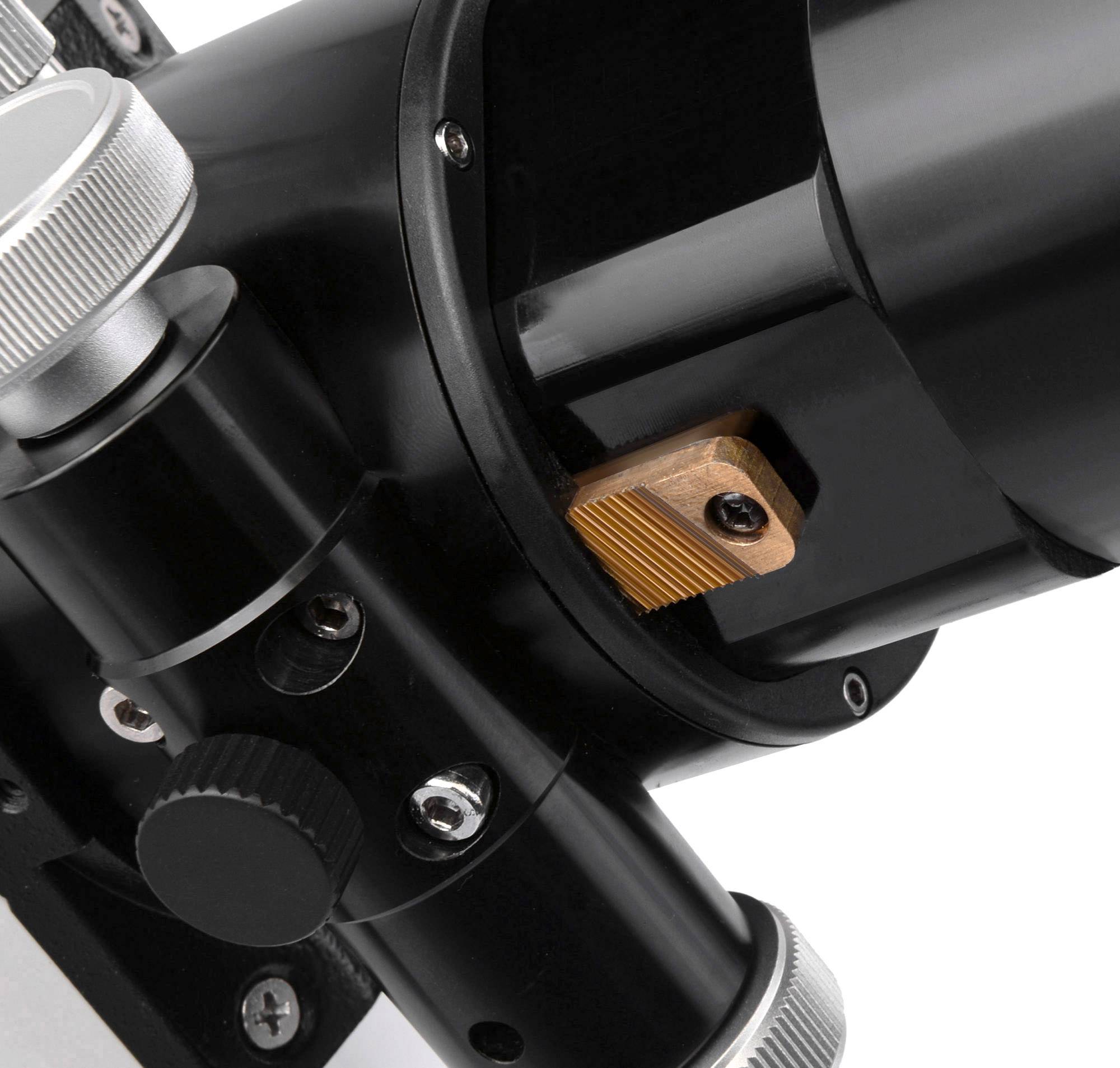 Detailní záběr černého teleskopického okuláru se stříbrnými nastavovacími kolečky. Hlavní fokus na přesné mechanické detaily.