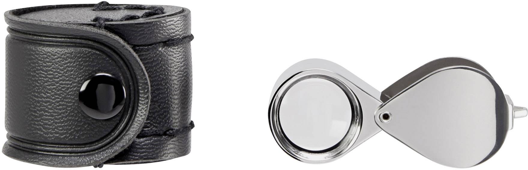Kožený řemínek s černým knoflíkem vlevo; obdélníkové, stříbrně lesklé pouzdro s výklopnou lupou vpravo.