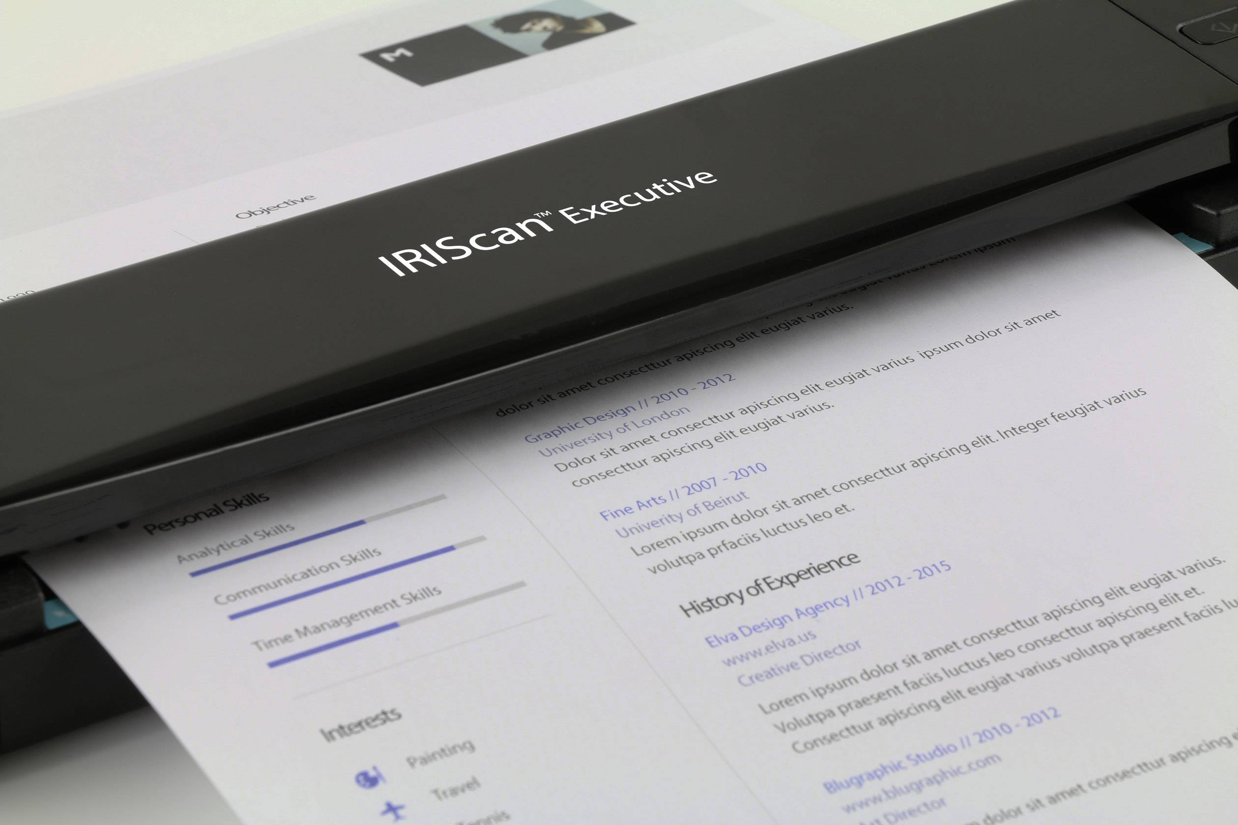 Skener s nápisem 'IRIScan Executive' digitalizuje dokument s textem o pracovních zkušenostech a zájmech.