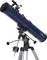 Modré teleskop na stříbrném stativu s několika ovládacími prvky ukazuje astronomické pozorovací vybavení.