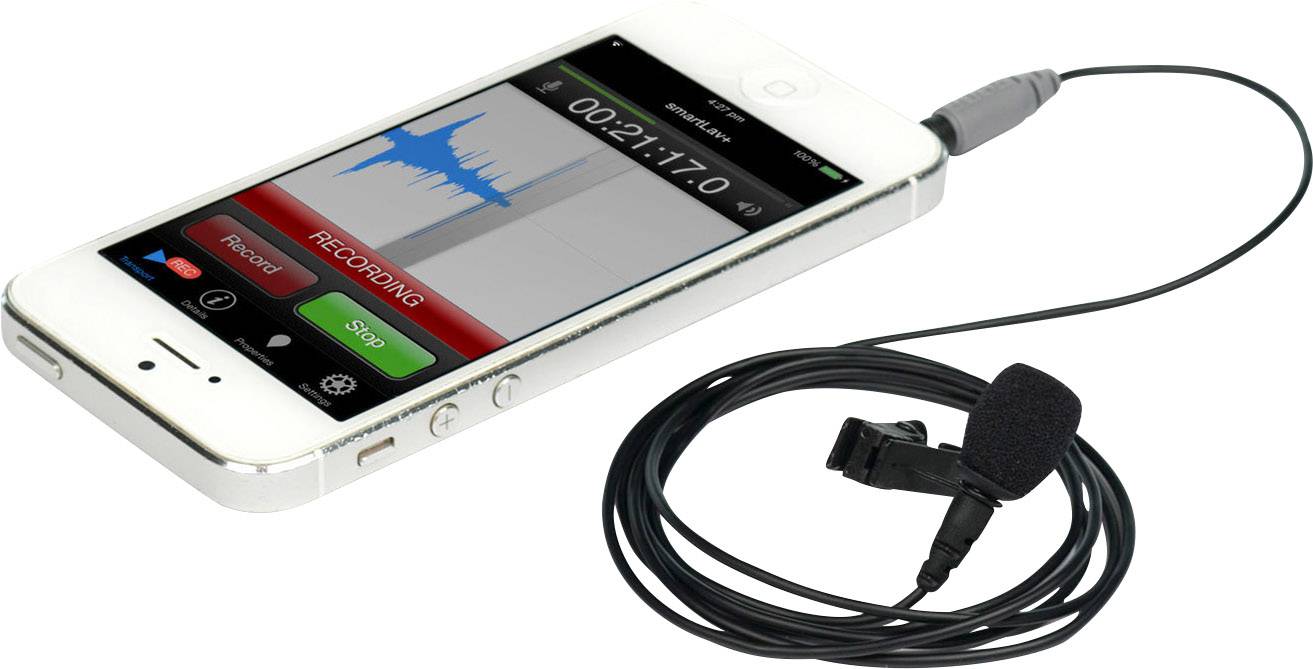 Smartphone s připojeným mikrofonem do límce, na obrazovce je otevřená aplikace pro nahrávání zvuku zobrazující zvukovou vlnu.