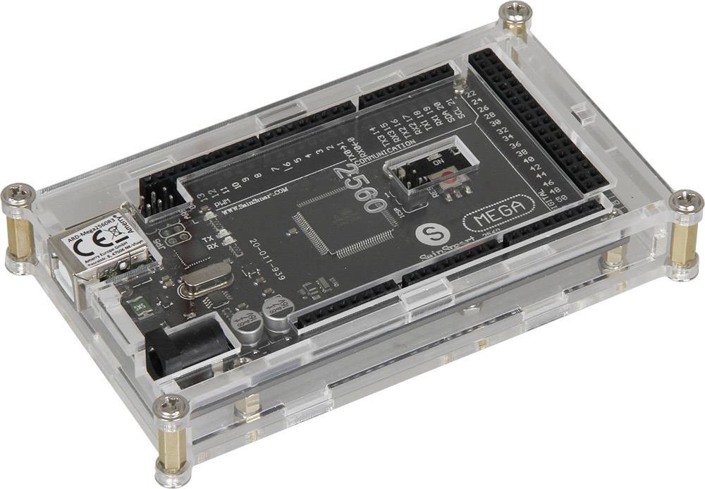 Mikrořadičová deska v průhledném pouzdře. Zobrazuje modelové číslo a připojovací možnosti pro elektronické projekty.