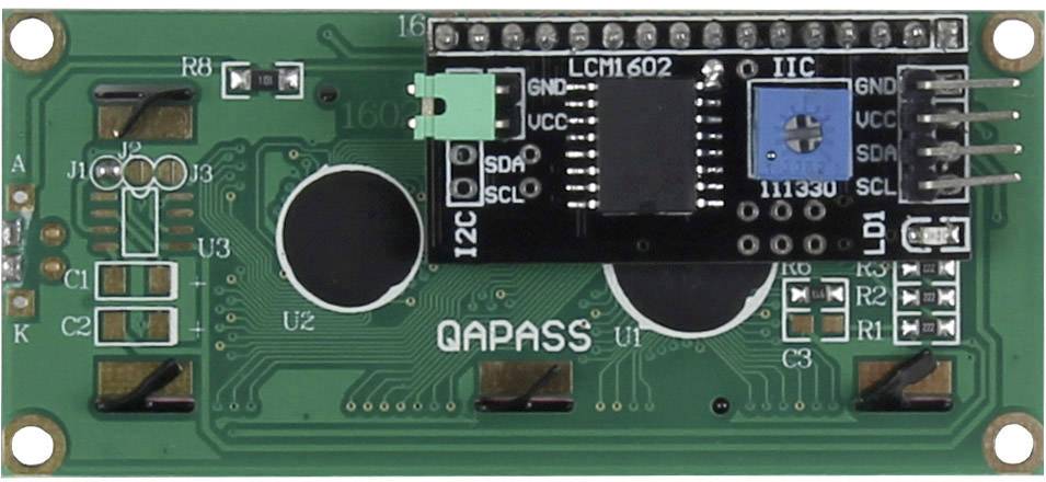 Zelený LCD modul s mikročipem, konektory a nápisem 'QAPASS'. Vhodný pro elektronické a Arduino projekty.