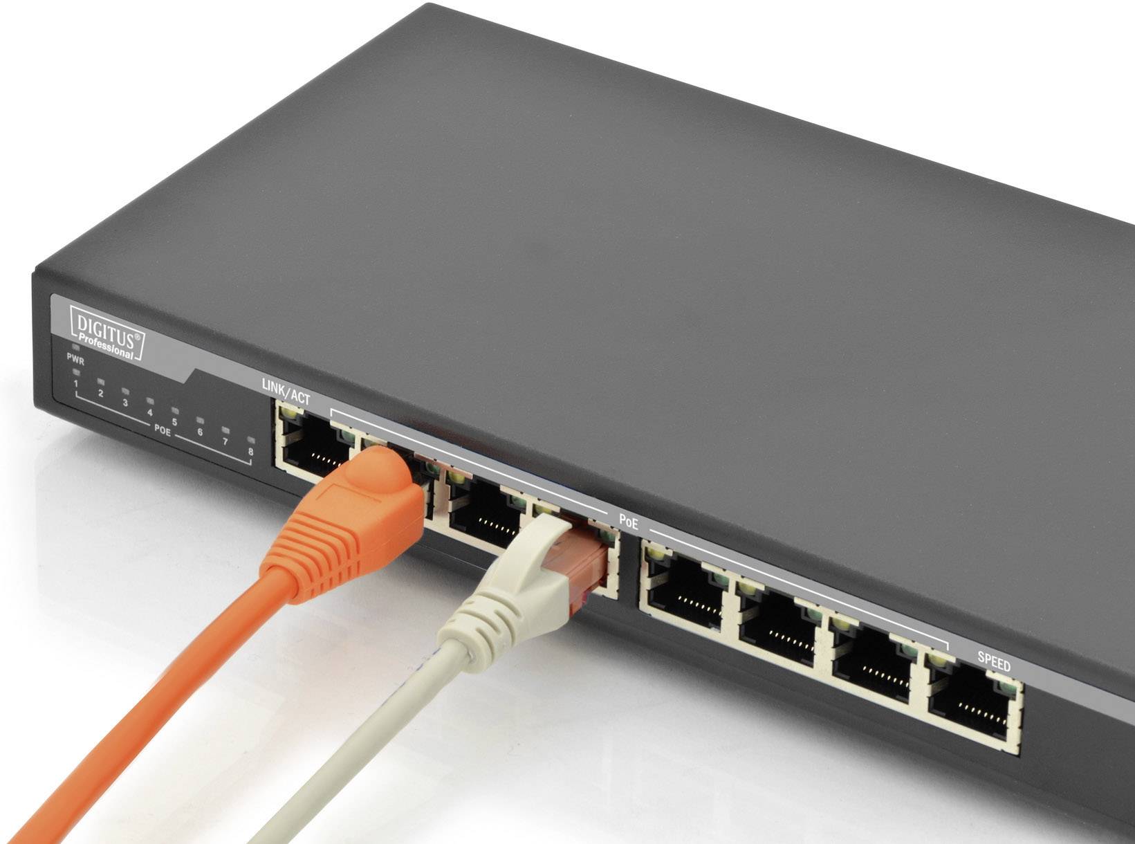 Síťový switch s několika ethernetovými porty, z nichž dva jsou propojeny oranžovými a šedými kabely.
