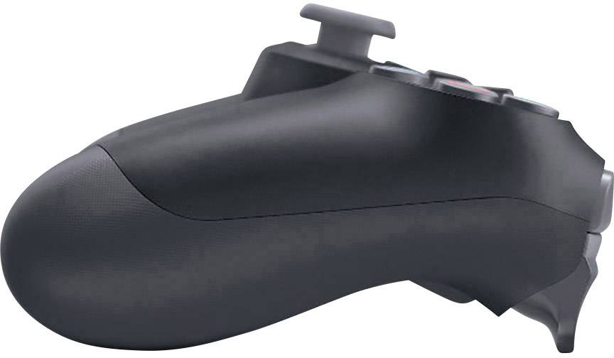 Černý herní ovladač pohledem z boku. Oválná rukojeť, nahoře viditelné čtyři tlačítka, vpředu jeden analogový joystick.