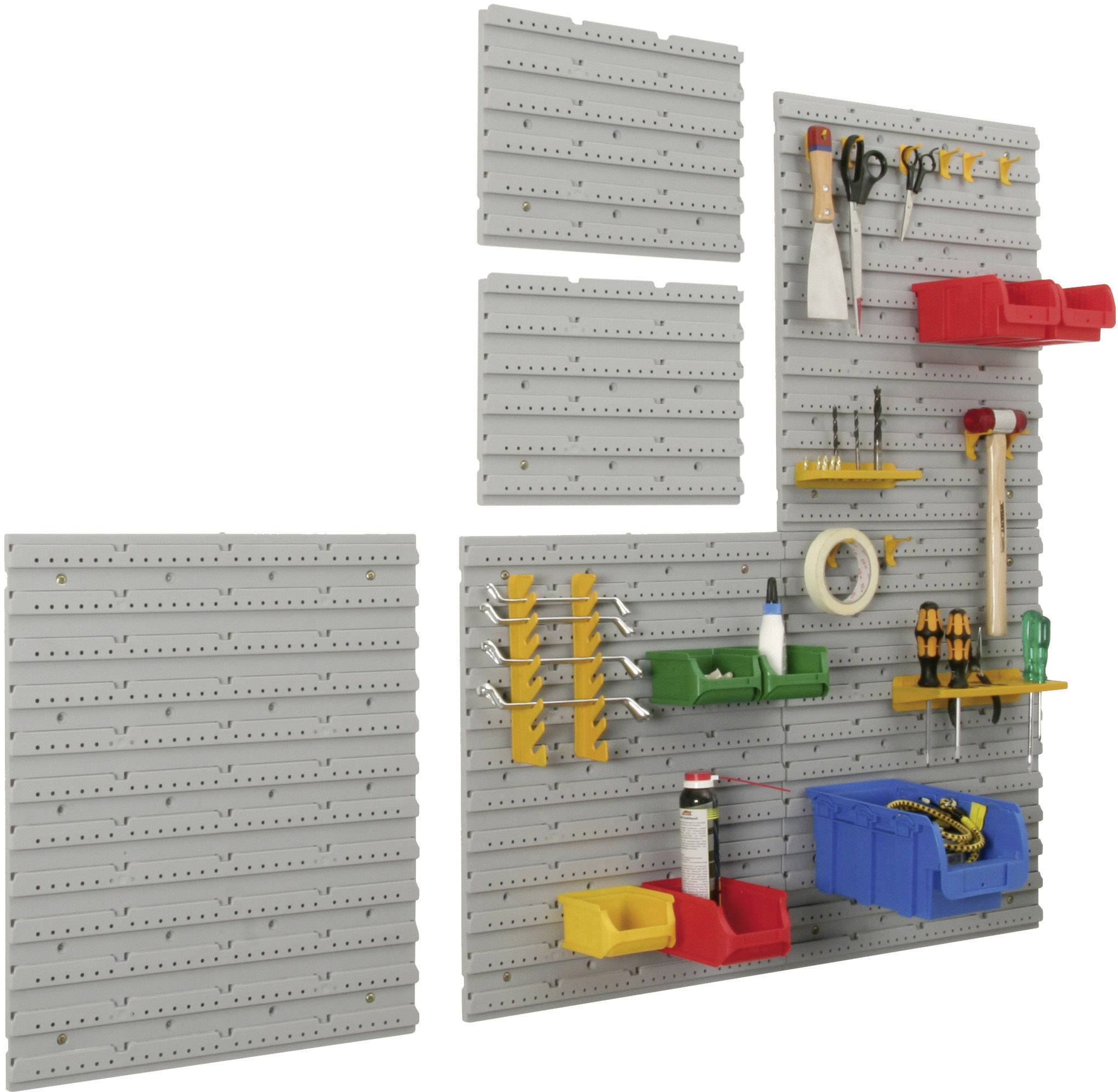 Šedá děrovaná stěna s různými nástroji a příslušenstvím, jako jsou šroubováky, kleště, lepicí páska a tužky, uspořádané v držácích.