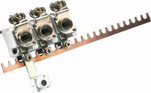 Elektrický sběrnicový kontakt se třemi fázovými vodiči a několika šroubovými spoji pro připojení vedení.