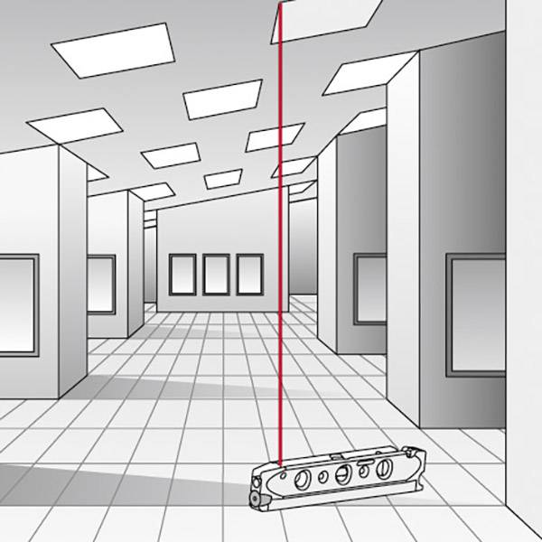 Prázdná místnost s bílými stěnami, obdélníkovými stropními světly a červeným laserovým paprskem, který míří z podhledu na kovový blok.