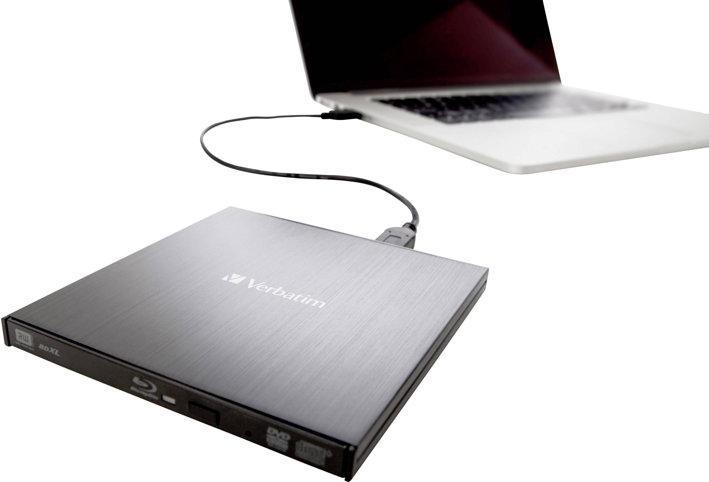 Externí Blu-ray mechanika od Verbatimu, připojená k notebooku. Notebook je otevřený a obě zařízení jsou propojená kabelem.
