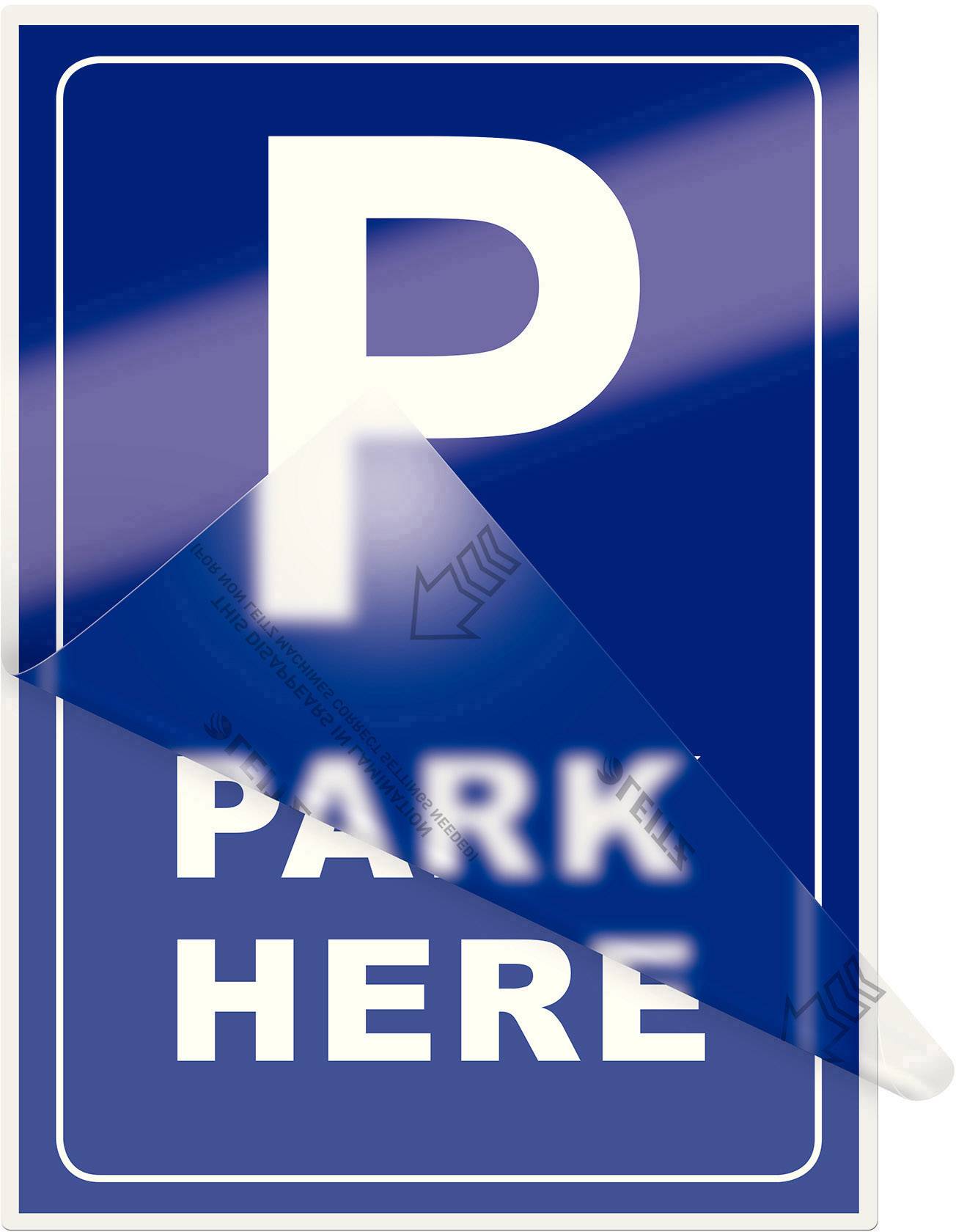 Modrá značka s velkým bílým písmem 'P' a menším textem 'PARK HERE', označující parkovací prostor.