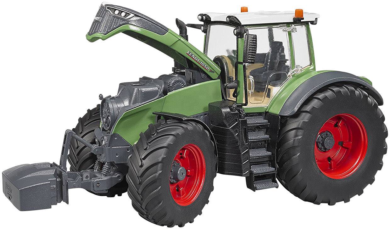 Zelený traktor s velkými černými a červenými koly, boční pohled.