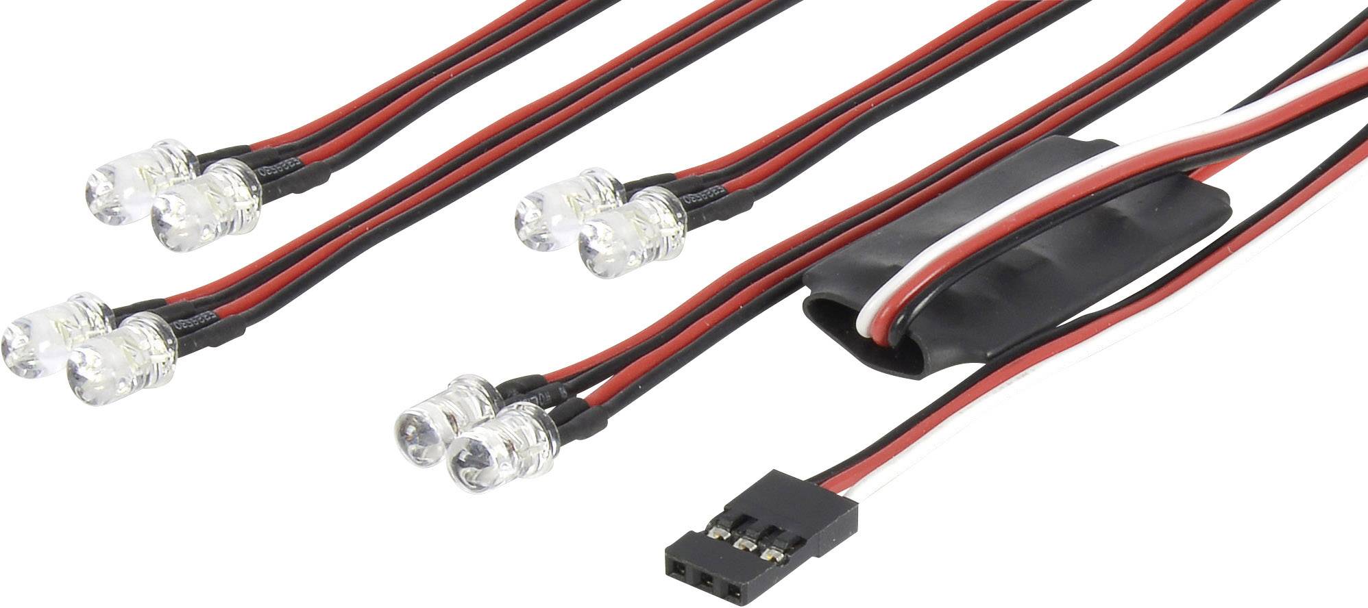 Několik LED světelných lišt s černými a červenými vodiči a konektorem, vhodných pro elektronické projekty nebo modelářství.