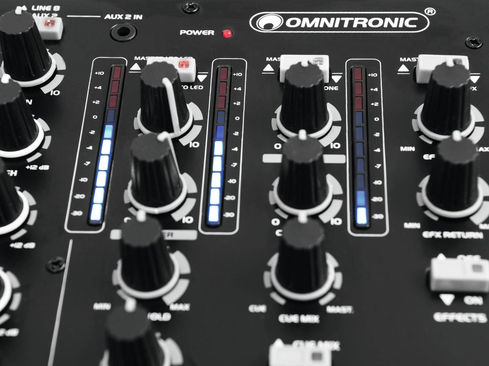 Mixážní pult s několika otočnými ovladači a měřiči úrovně, které ovládají hlasitost a zvuk. Nápis 'OMNITRONIC' nahoře vpravo.