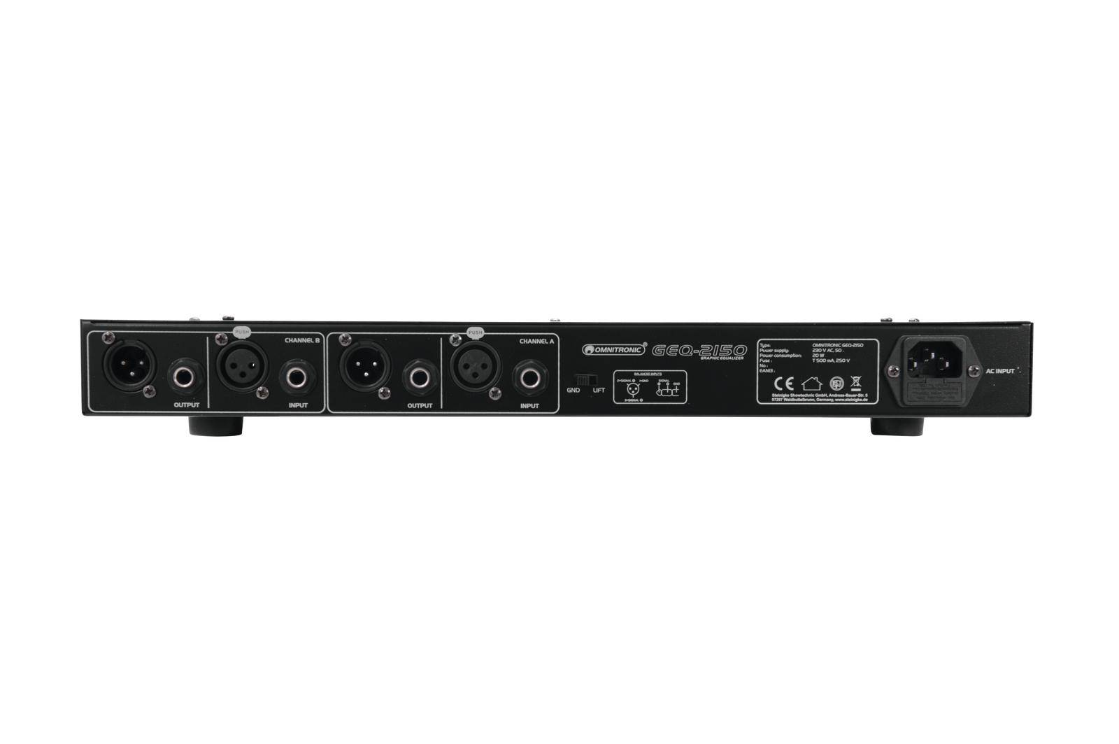 Zadní strana zvukového zařízení s několika XLR konektory a napájecím vstupem. Vhodné pro profesionální audiotechnické konfigurace.