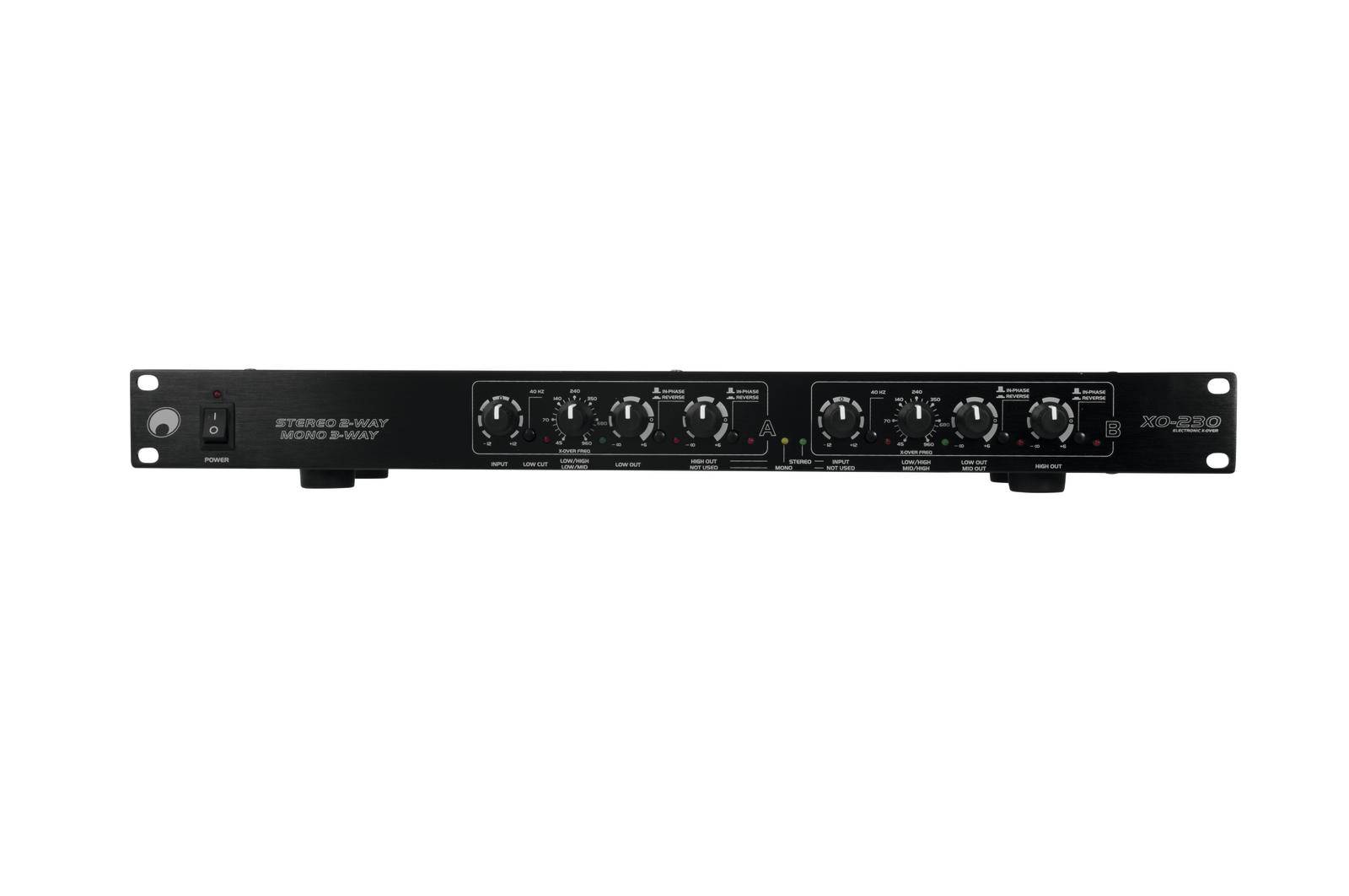 Jednostranné audiořízené rack zařízení o výšce 1 jednotky, vybavené řadou otočných ovladačů a konektorů na čelní straně, určené pro použití v audio konfiguracích.